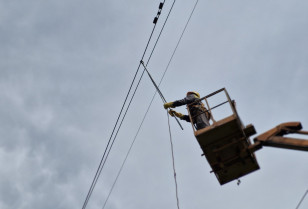 Понад тисячу родин на Київщині знову зі світлом — енергетики ДТЕК Київські регіональні електромережі відновили електропостачання після ворожих атак