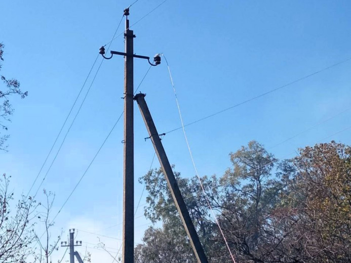 Енергетики ДТЕК Дніпровські електромережі повернули світло ще до двох тисяч осель, знеструмлених через обстріли