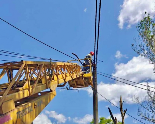 Енергетики ДТЕК Одеські електромережі повернули світло для понад 30 тисяч родин, що залишилися без електропостачання після атаки ворога