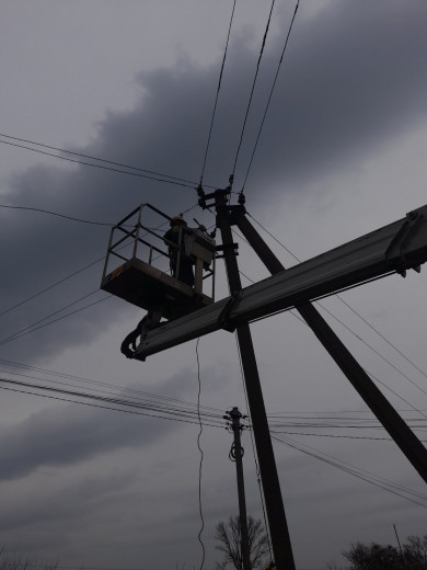 За тиждень енергетики ДТЕК Київські регіональні електромережі повернули світло понад 60 тисячам осель Київщини після обстрілів