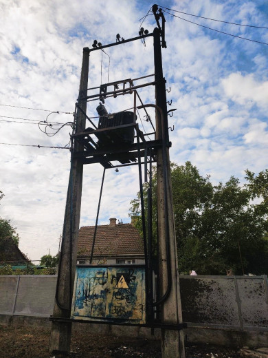 Енергетики ДТЕК Дніпровські електромережі повернули світло до 4,5 тисяч осель, знеструмлених через обстріли