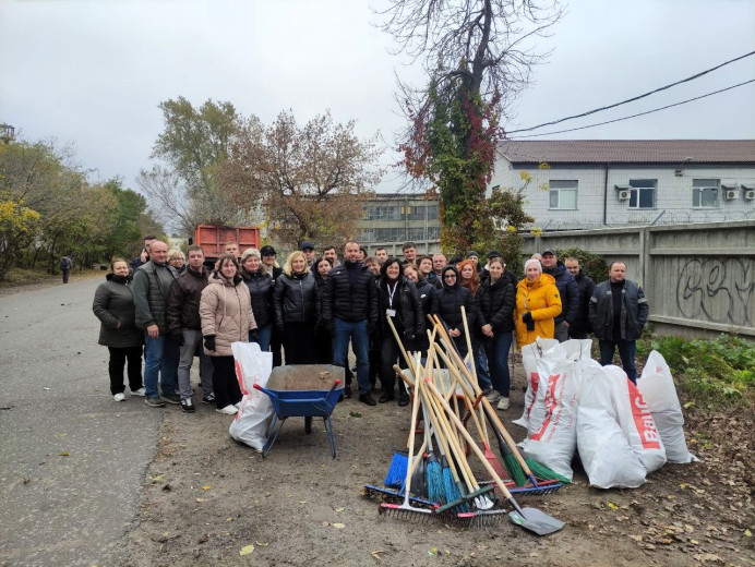 Столичні енергетики прибрали понад 20 кубів сміття в межах осіннього місячника благоустрою