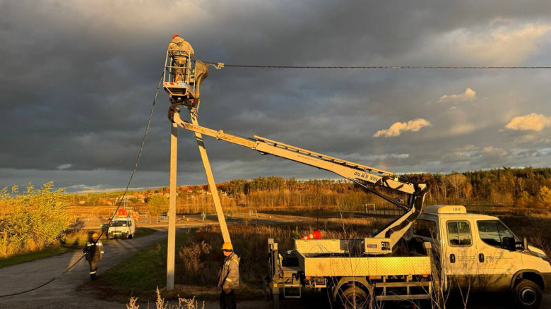 За тиждень енергетики ДТЕК Київські регіональні електромережі повернули світло понад 4 тисячам осель Київщини після обстрілів
