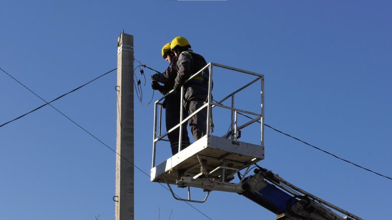 Відновлення після обстрілів: Енергетики ДТЕК Дніпровські електромережі повернули світло ще для 18,7 тисяч родин