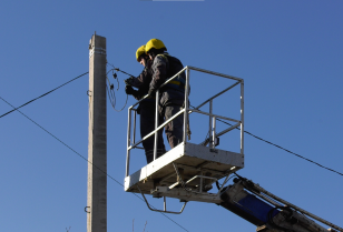 Відновлення після обстрілів: Енергетики ДТЕК Дніпровські електромережі повернули світло ще для 18,7 тисяч родин