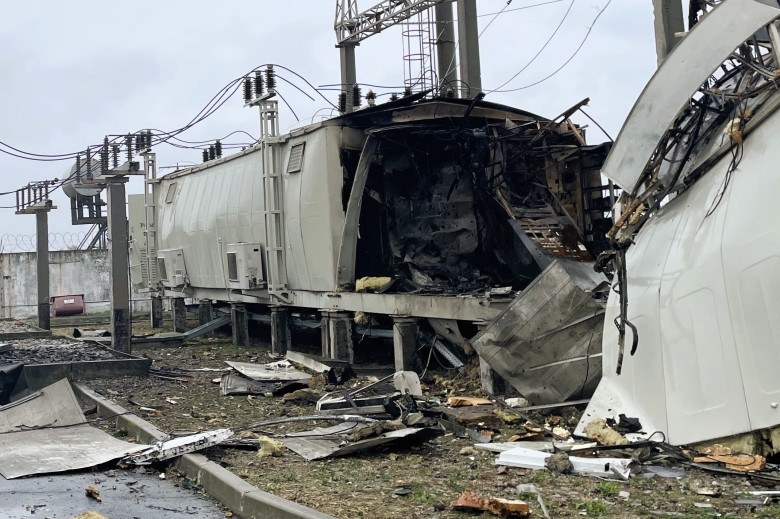 Світло попри обстріли: У листопаді енергетики ДТЕК Дніпровські електромережі відновили електропостачання для 664 тисяч родин