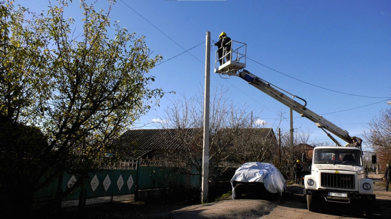 Енергетики ДТЕК Дніпровські електромережі повернули світло майже у 12 тисяч осель після атак на енергооб’єкти