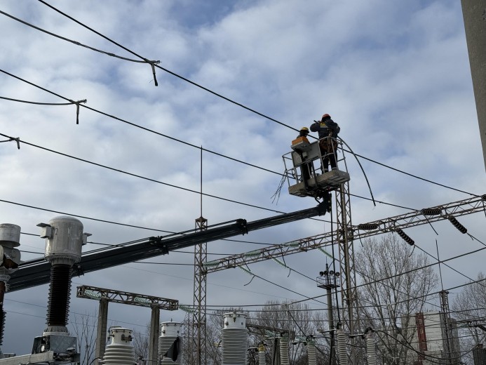 Напередодні Нового року енергетики ДТЕК Київські регіональні електромережі повернули світло понад 30 тисячам родин Київщини після обстрілів