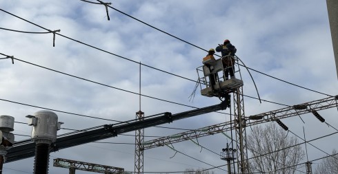 Напередодні Нового року енергетики ДТЕК Київські регіональні електромережі повернули світло понад 30 тисячам родин Київщини після обстрілів Напередодні Нового року енергетики ДТЕК Київські регіональні електромережі повернули світло понад 30 тисячам родин Київщини після обстрілів