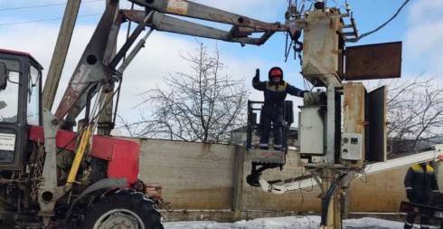 Енергетики ДТЕК Дніпровські електромережі повернули світло понад 50 тисяч осель після атак Енергетики ДТЕК Дніпровські електромережі повернули світло понад 50 тисяч осель після атак