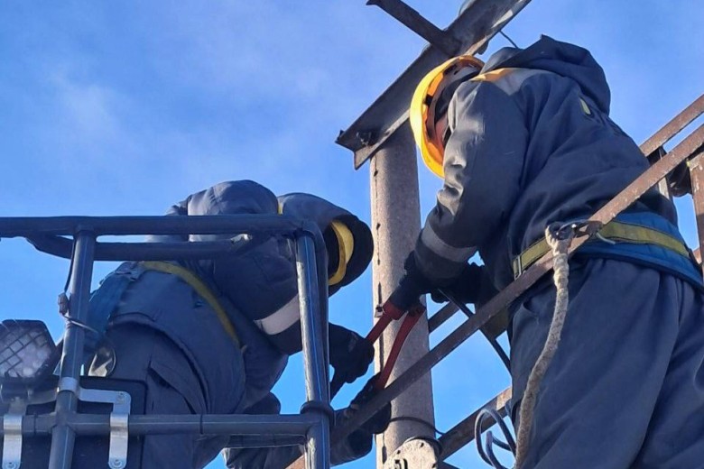 Світло тримається: енергетики ДТЕК Дніпровські електромережі відновили майже 9,7 тис. км електроліній за 4 роки