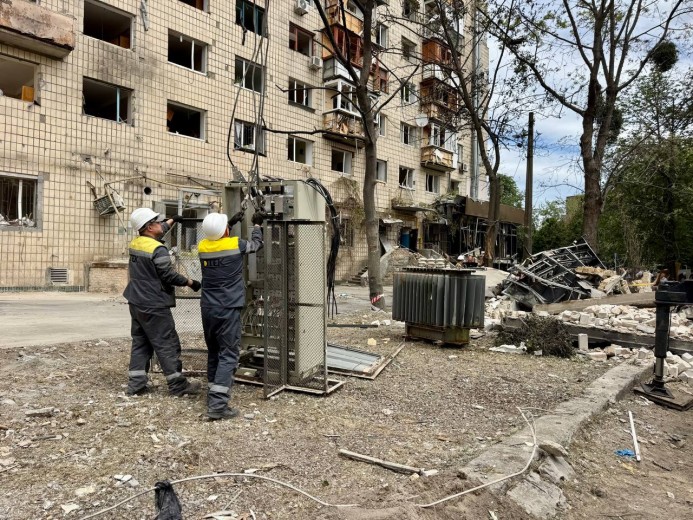 Світло тримається: енергетики ОСР ДТЕК Мережі відновили понад 30 тис. км електроліній за 4 роки