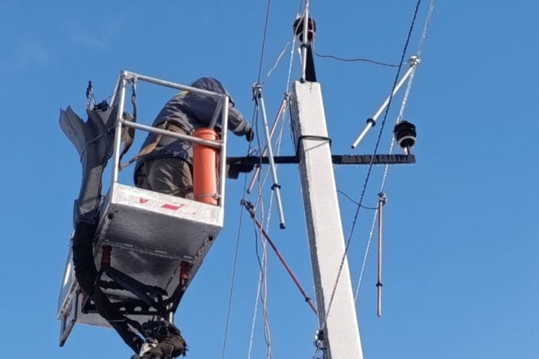 ДТЕК Дніпровські електромережі повернув світло ще у 10 населених пунктів, що постраждали від обстрілів