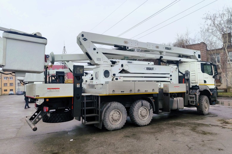 Міжнародна допомога: енергетики Дніпропетровщини отримали два підйомники для робіт на високовольтних лініях