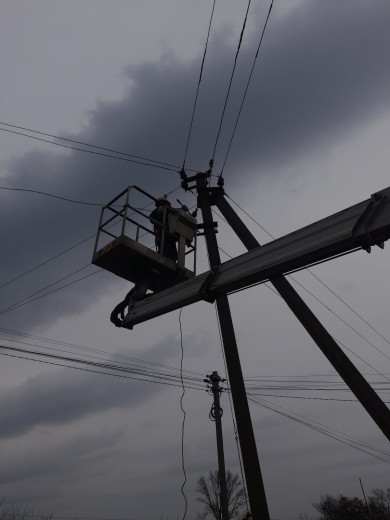 У лютому енергетики ДТЕК Київські регіональні електромережі повернули світло понад 15 тисячам родин після ворожих атак