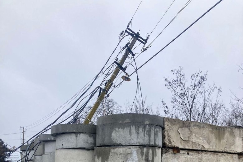 Енергетики ДТЕК Дніпровські електромережі повернули світло у 39 населених пунктів, що постраждали від обстрілів