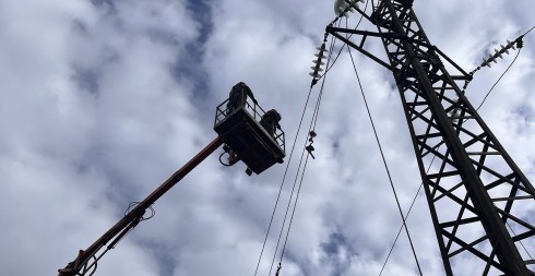 Обстріли енергооб’єктів продовжуються: за дві доби ДТЕК Дніпровські електромережі відновили світло для понад 128 тисяч родин