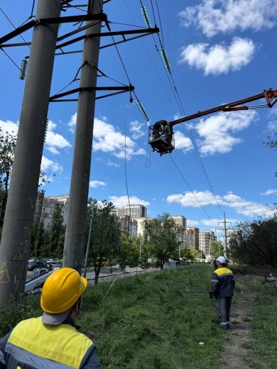 ДТЕК повернув світло до 105 тисяч столичних осель після ворожого обстрілу