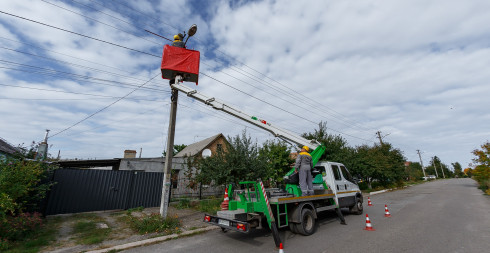Повертаємо світло після обстрілів: для понад 1,5 млн осель відновили електрику ОСР ДТЕК Мережі у червні Повертаємо світло після обстрілів: для понад 1,5 млн осель відновили електрику ОСР ДТЕК Мережі у червні