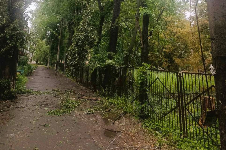 ДТЕК Дніпровські електромережі за добу відновили світло для 48 тисяч родин після обстрілів та негоди
