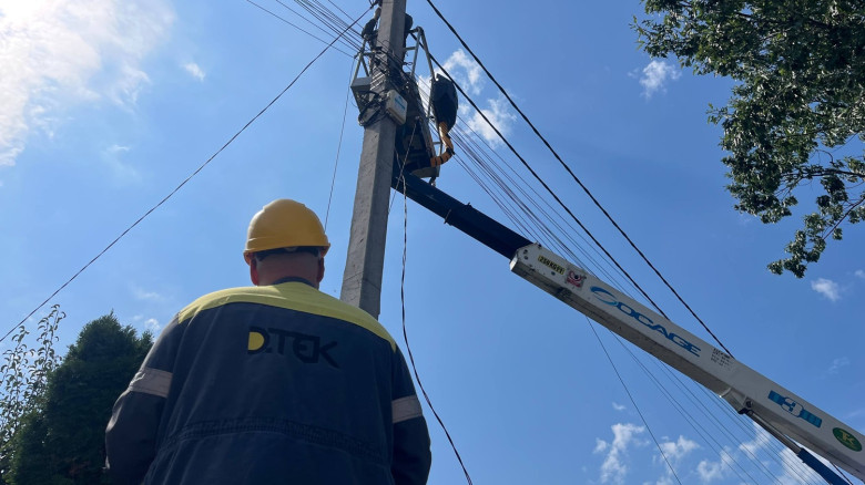 Енергетики ДТЕК Київські регіональні електромережі за добу повернули світло понад 3,6 тисячі родин після обстрілів