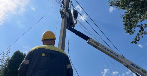 Енергетики ДТЕК Київські регіональні електромережі за добу повернули світло понад 3,6 тисячі родин після обстрілів