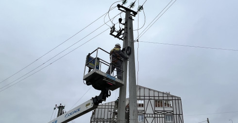 Повертаємо світло після обстрілів: за минулу добу енергетики ДТЕК Київські регіональні електромережі відновили електропостачання для 1,6 тисячі родин