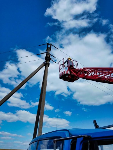 DTEK Dnipro Grids install special sheaths on power lines to protect birds against electric shocks