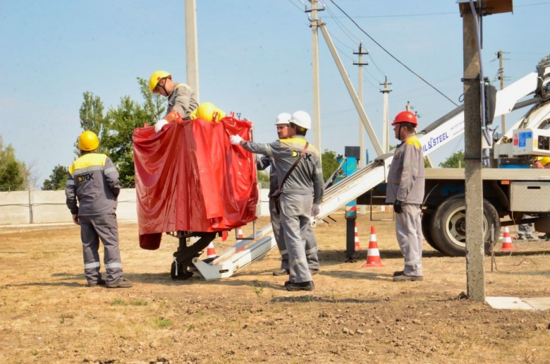 Carrying out repairs without cutting off the power supply: DTEK Dnipro Grids specialists share their experience with colleagues