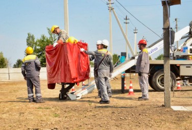 Carrying out repairs without cutting off the power supply: DTEK Dnipro Grids specialists share their experience with colleagues