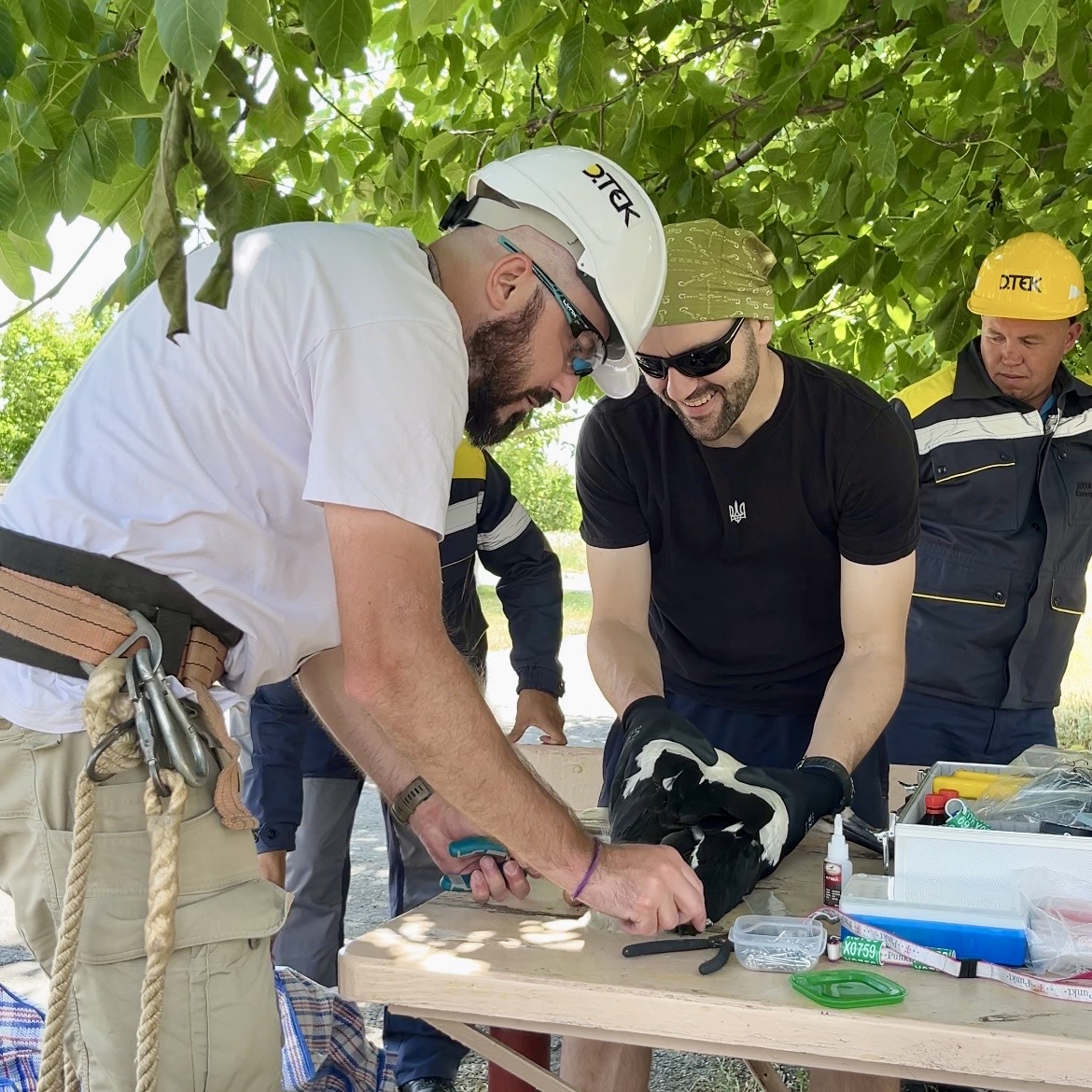 Міжнародна співпраця: енергетики ДТЕК Одеські електромережі допомогли орнітологам окільцювати 50 пташенят білого лелеки. 2 Міжнародна співпраця: енергетики ДТЕК Одеські електромережі допомогли орнітологам окільцювати 50 пташенят білого лелеки. 1