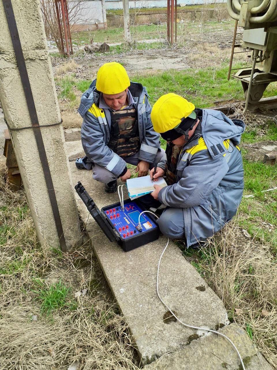 Енергетики ДТЕК Одеські електромережі допомогли відновити подачу світла та води в оселі херсонців після ворожих атак.  1