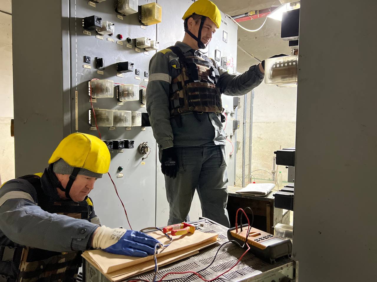 Енергетики ДТЕК Одеські електромережі допомогли відновити подачу світла та води в оселі херсонців після ворожих атак.  2