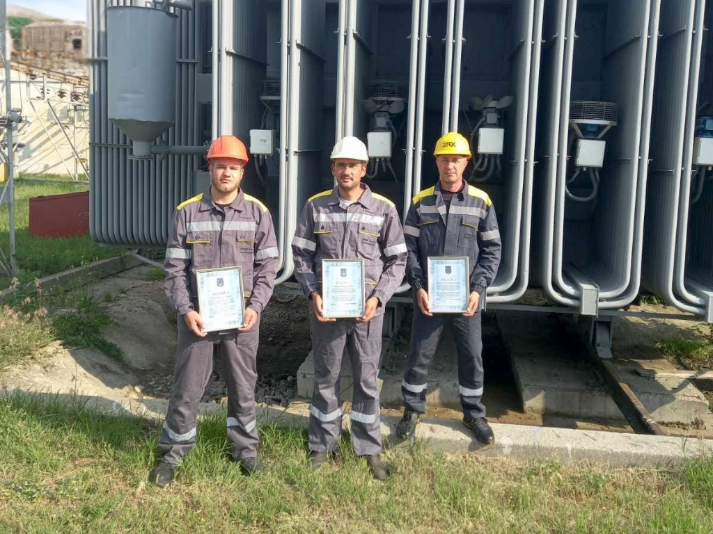 Energy workers of DTEK Odesa Grids were awarded with certificates of gratitude of the Ministry of Energy of Ukraine for restoring electricity in Kherson.  1