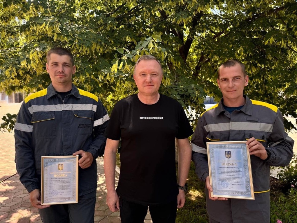Energy workers of DTEK Odesa Grids were awarded with certificates of gratitude of the Ministry of Energy of Ukraine for restoring electricity in Kherson.  2