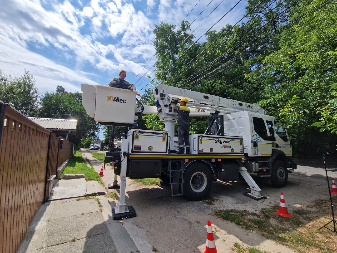 ДТЕК Київські регіональні електромережі отримав сучасні автовишки і спорядження для робіт без відключення світла