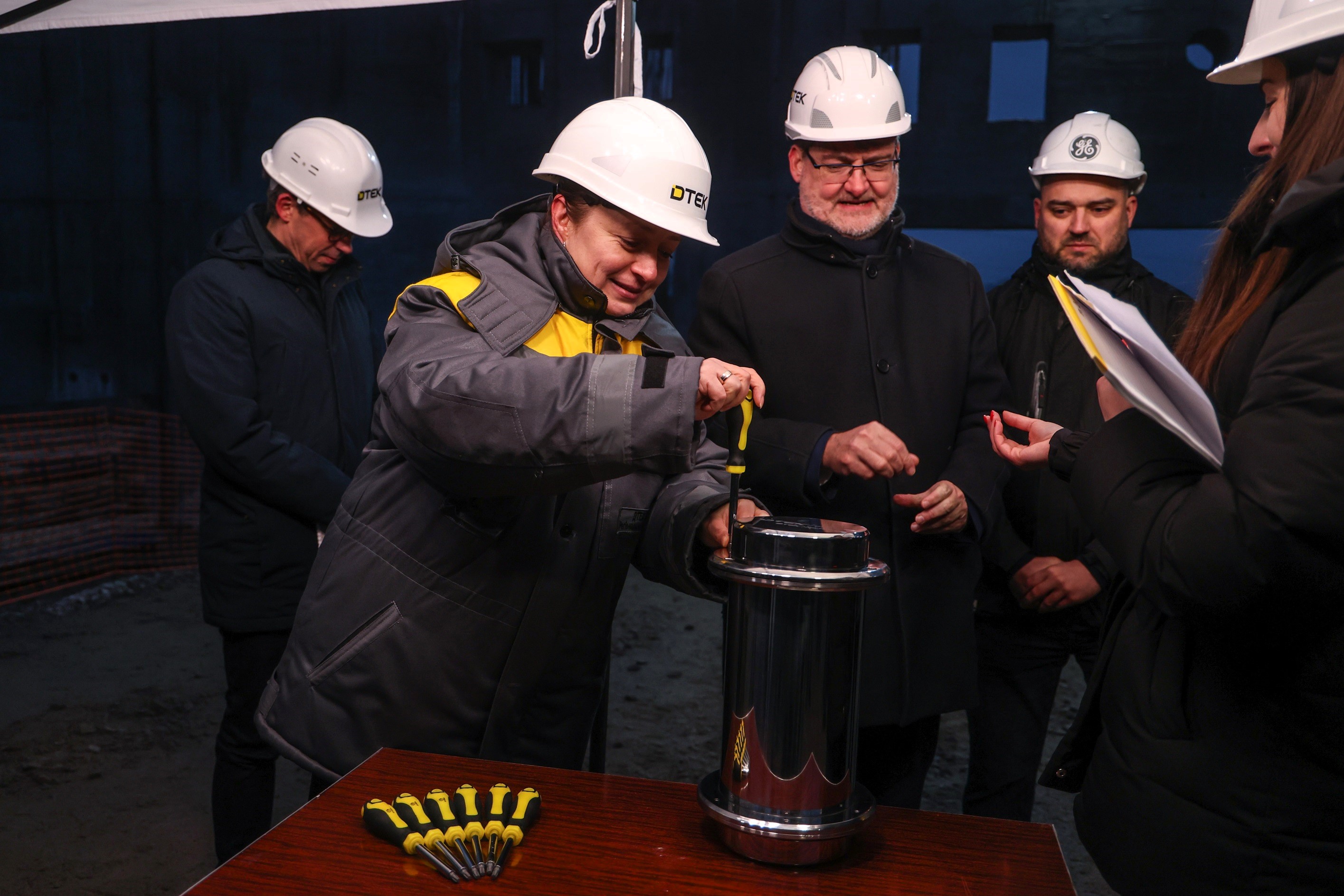 ОСР ДТЕК Мережі разом з Послом Франції в Україні заклали капсулу часу в першій цифровій підстанції. 2 ОСР ДТЕК Мережі разом з Послом Франції в Україні заклали капсулу часу в першій цифровій підстанції. 1