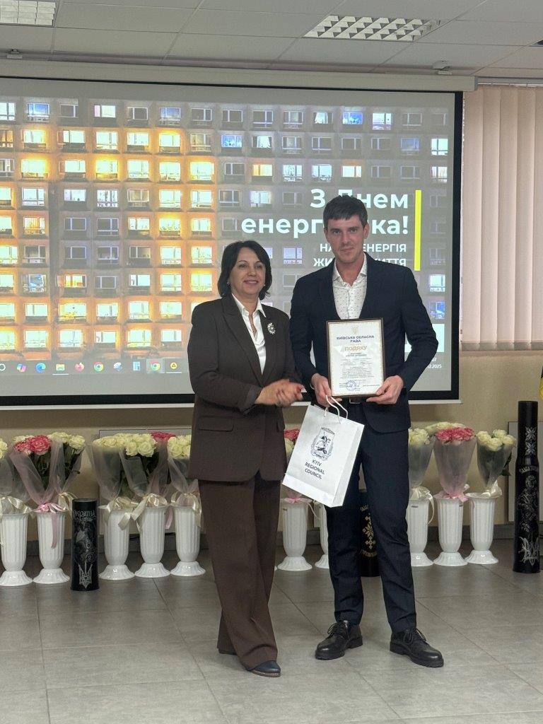 35 енергетиків ДТЕК Київські регіональні електромережі отримали державні відзнаки до професійного свята.  1