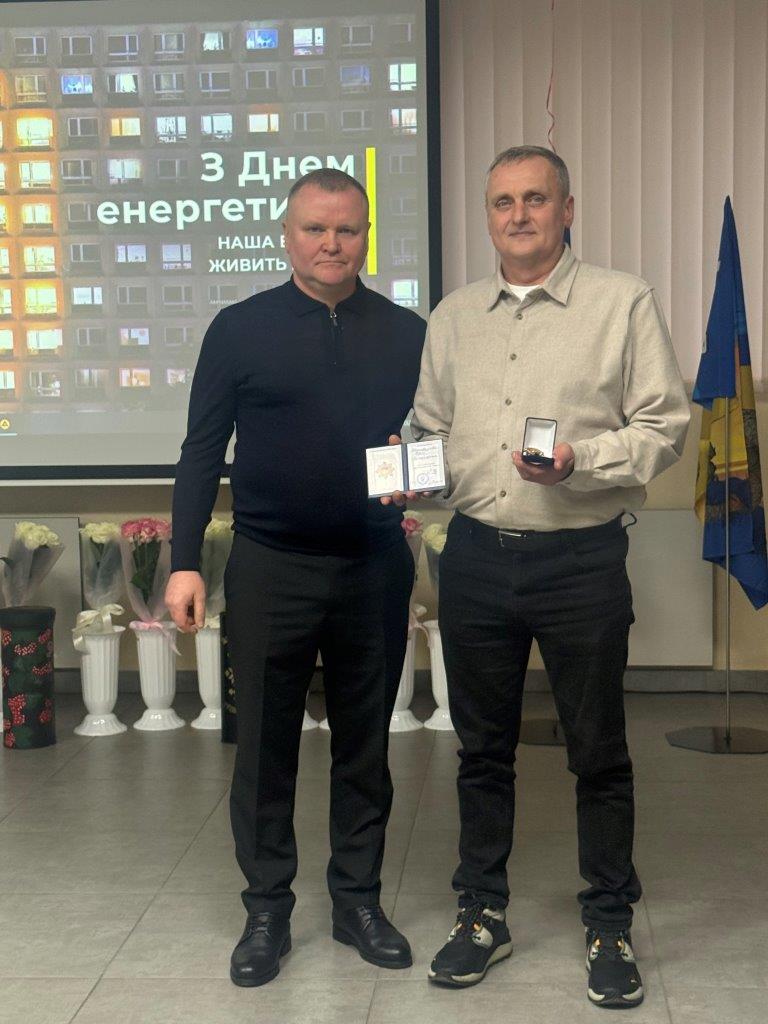 35 енергетиків ДТЕК Київські регіональні електромережі отримали державні відзнаки до професійного свята.  2
