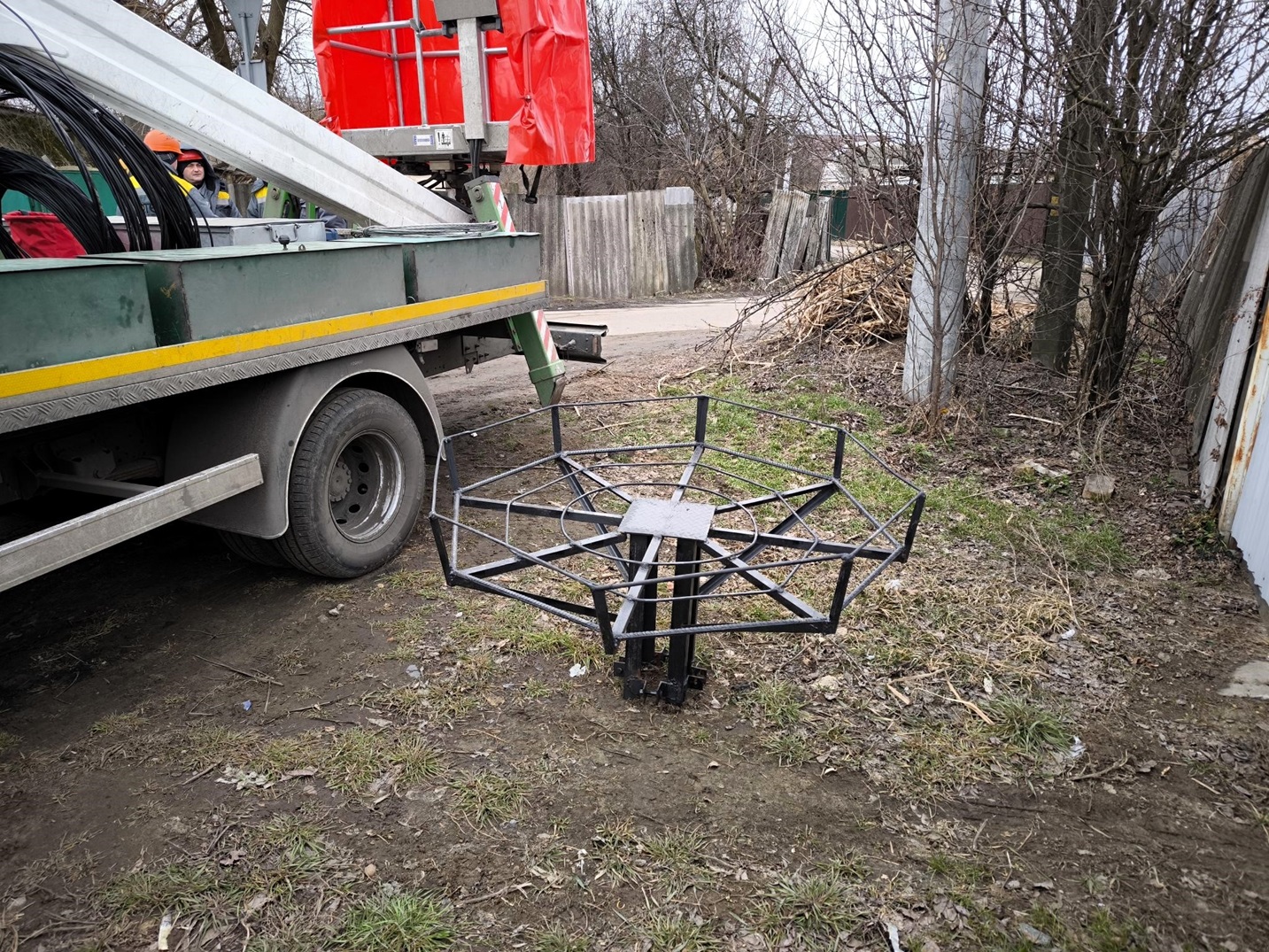 Energy workers of the DTEK Kyiv Grids installed this year’s first protective platform for stork nest in Bortnychi