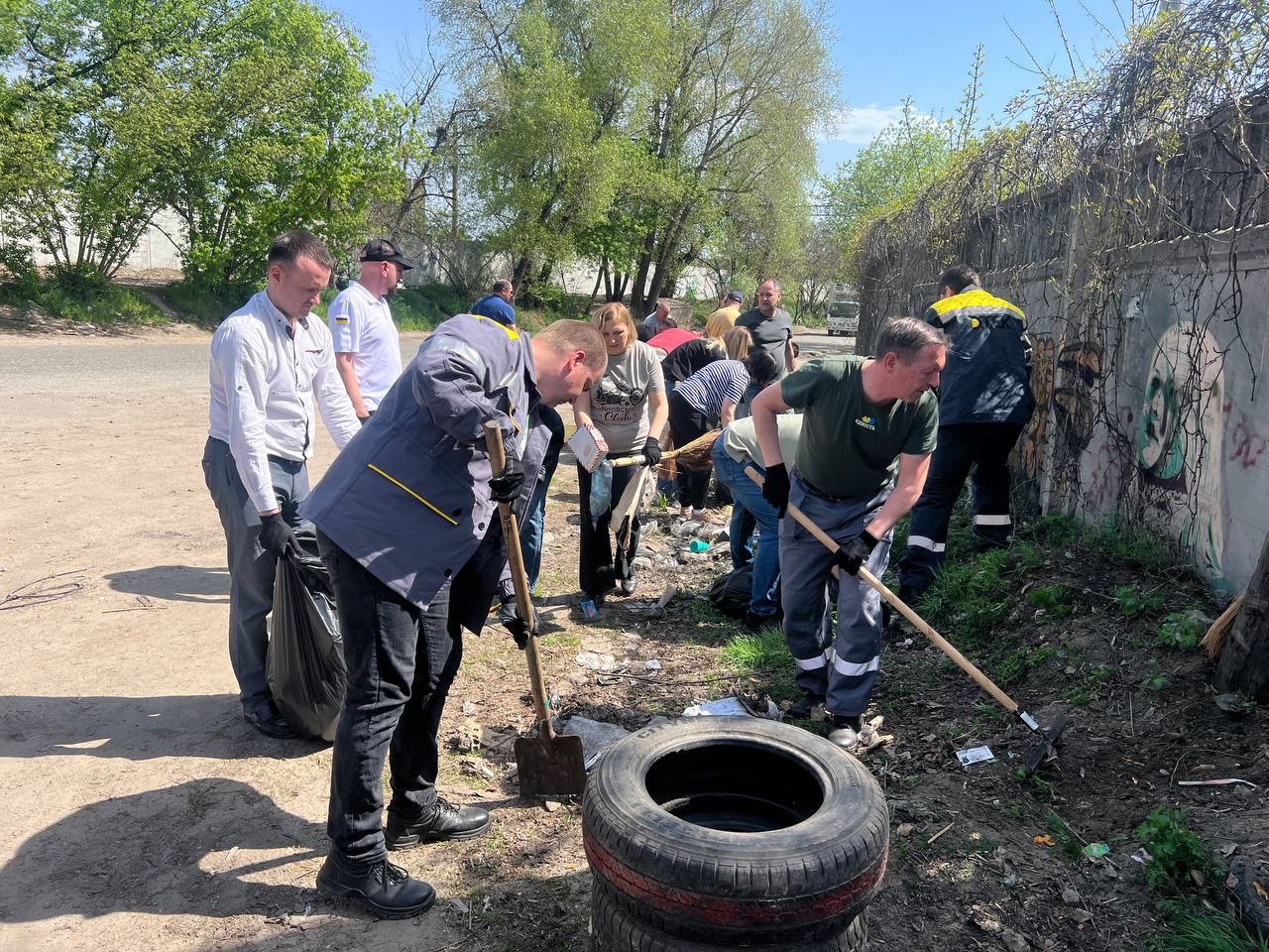 Зробили столицю чистіше: енергетики ДТЕК Київські електромережі долучилися до двомісячника з благоустрою міста.  1