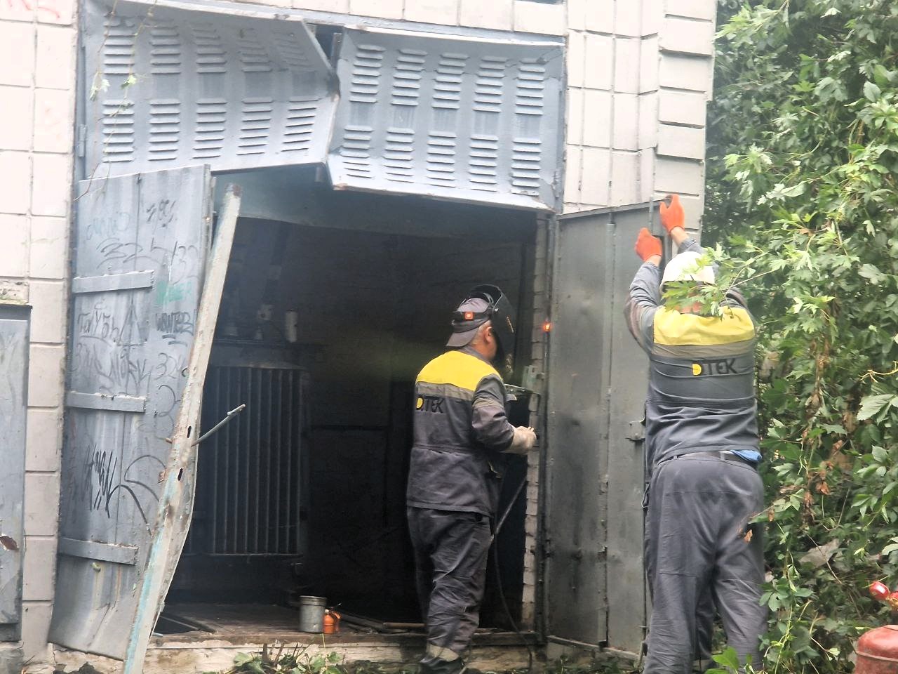 DTEK Kyiv Grids restored electricity to the houses in the capital, affected by the enemy’s night attack.  2