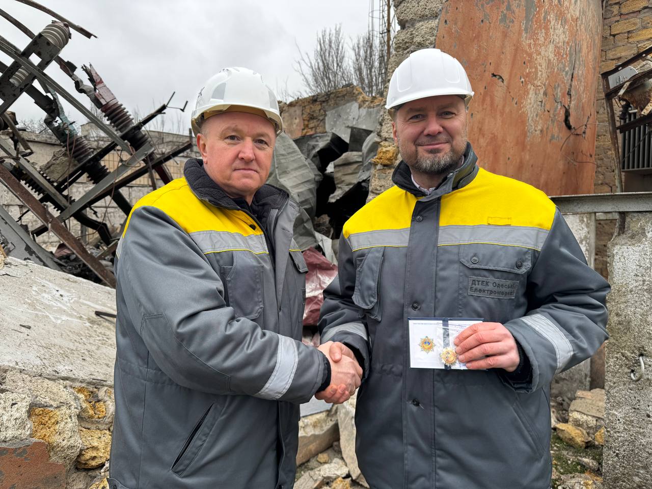 «За відновлення світла після ворожих атак»: понад 70 енергетиків ДТЕК Одеські електромережі отримали почесні нагороди.  7