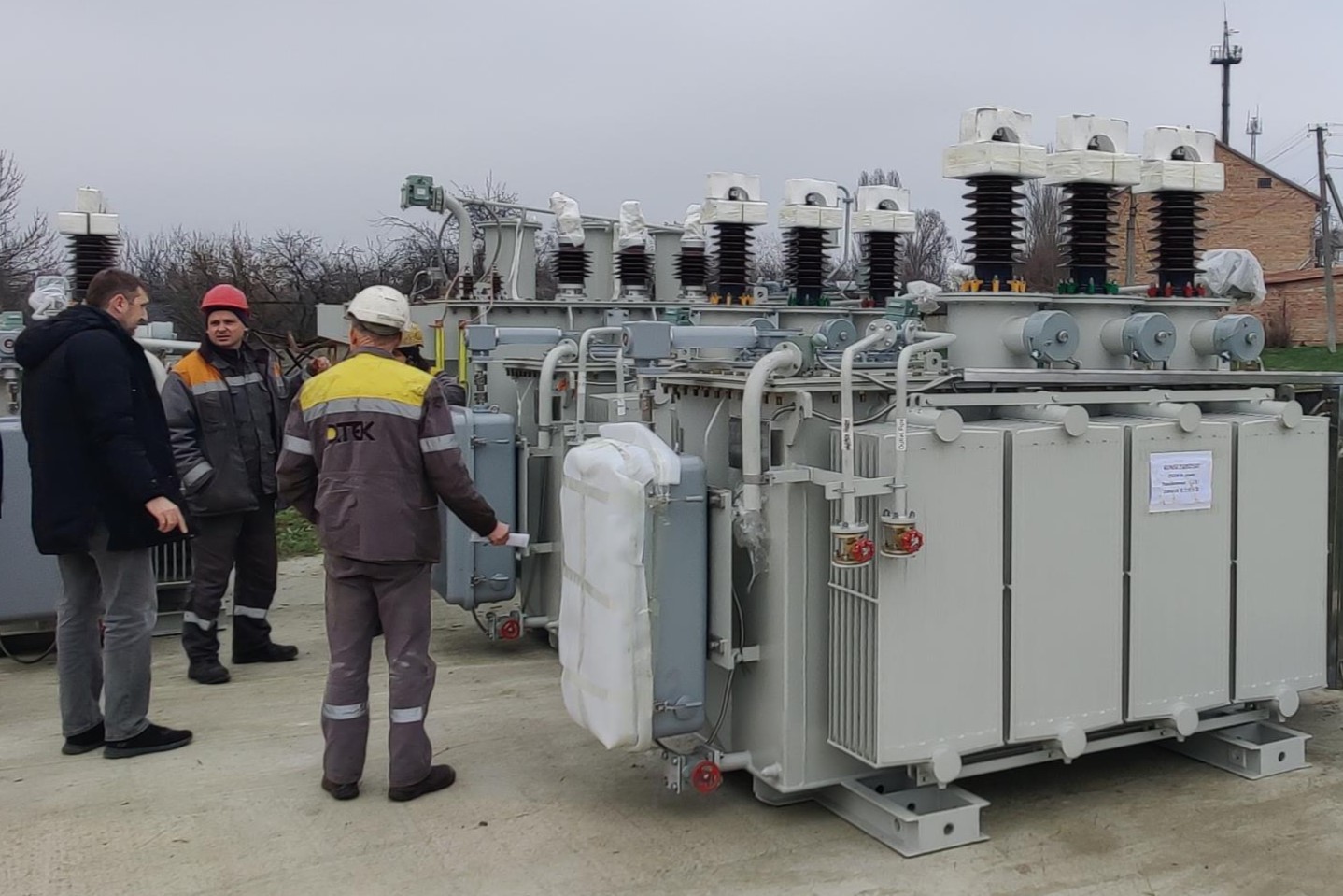 Допомога партнерів: ДТЕК Дніпровські електромережі отримав 4 трансформатори для відновлення енергообладнання після обстрілів