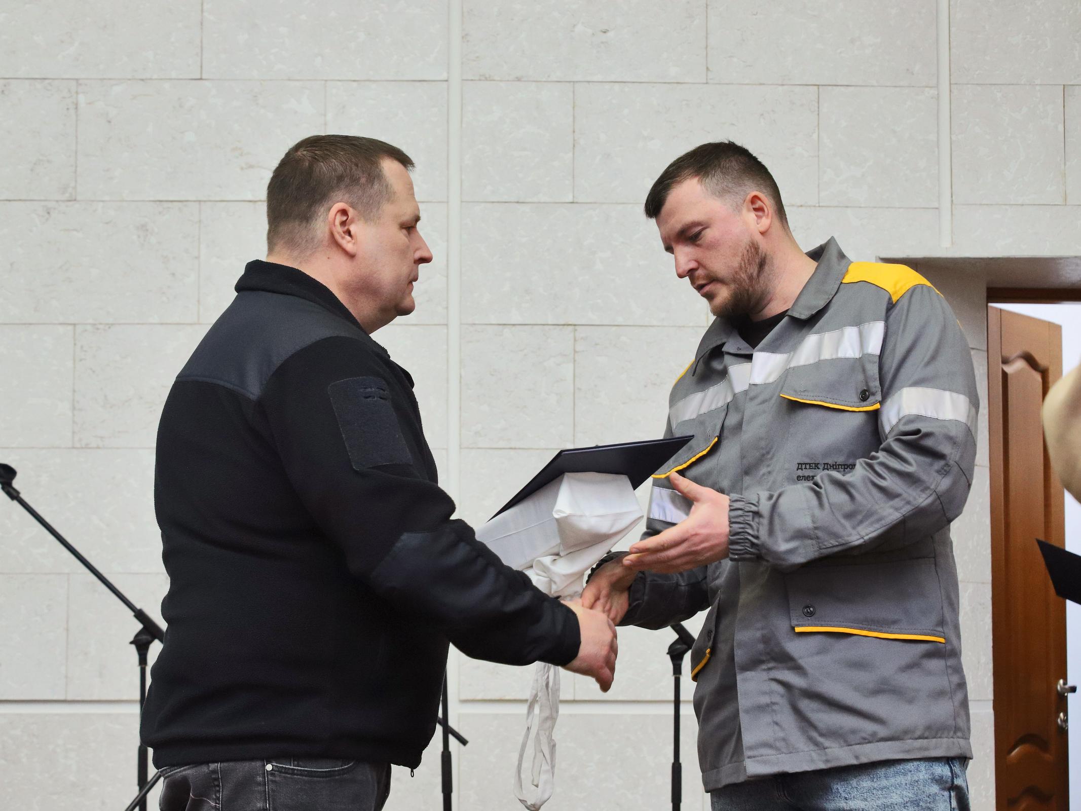 Герої, що тримають світло: енергетики ДТЕК Дніпровські електромережі отримали нагороди від Президента та міської влади Дніпра. 3 Герої, що тримають світло: енергетики ДТЕК Дніпровські електромережі отримали нагороди від Президента та міської влади Дніпра. 2