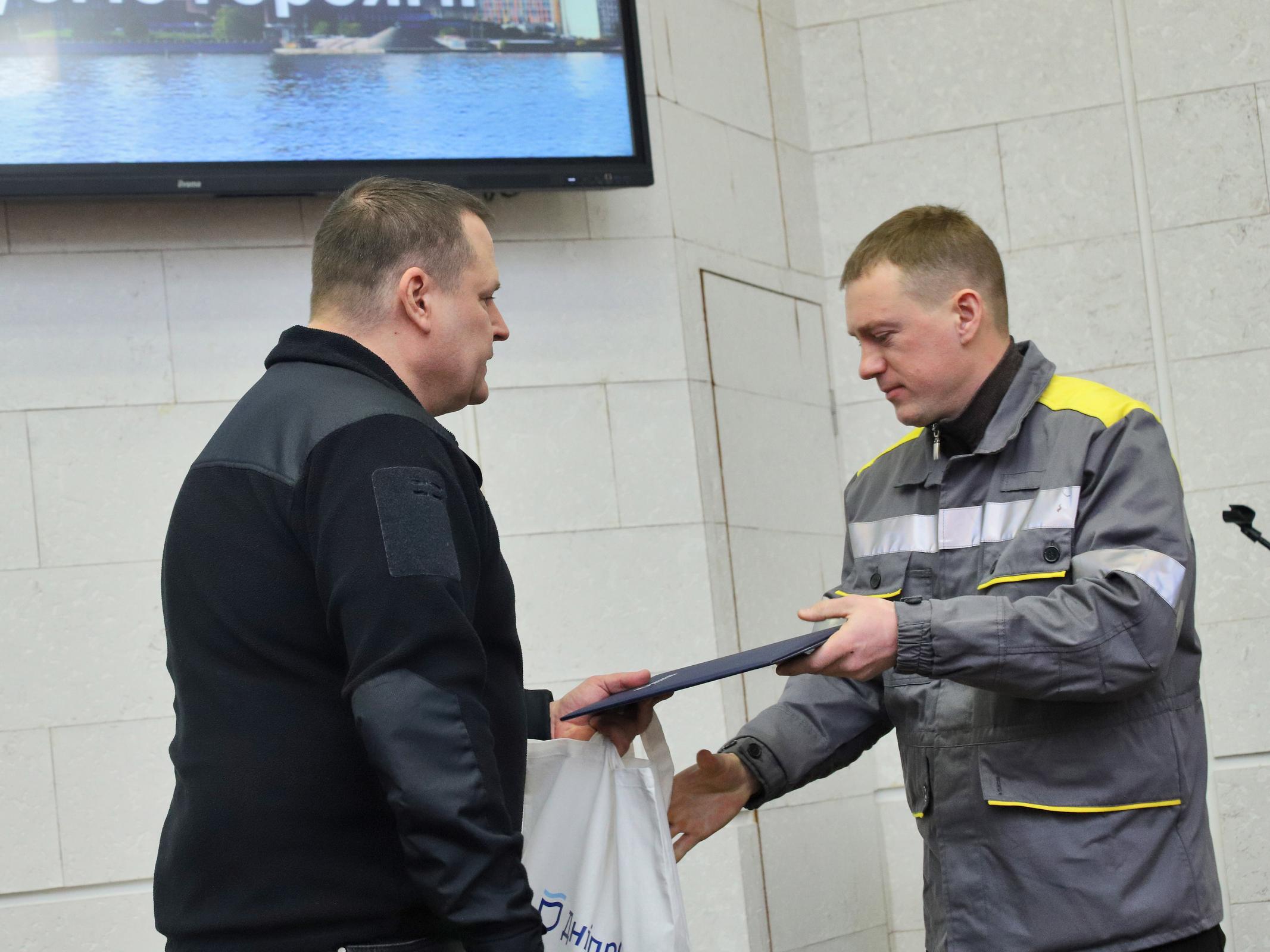 Герої, що тримають світло: енергетики ДТЕК Дніпровські електромережі отримали нагороди від Президента та міської влади Дніпра. 2 Герої, що тримають світло: енергетики ДТЕК Дніпровські електромережі отримали нагороди від Президента та міської влади Дніпра. 1